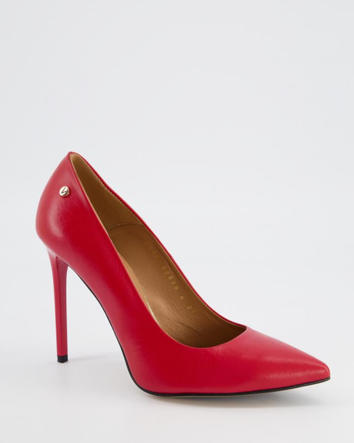 Eleganckie outfity z czerwonymi szpilkami