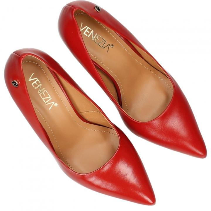 Stylizacje na wieczór czerwone szpilki