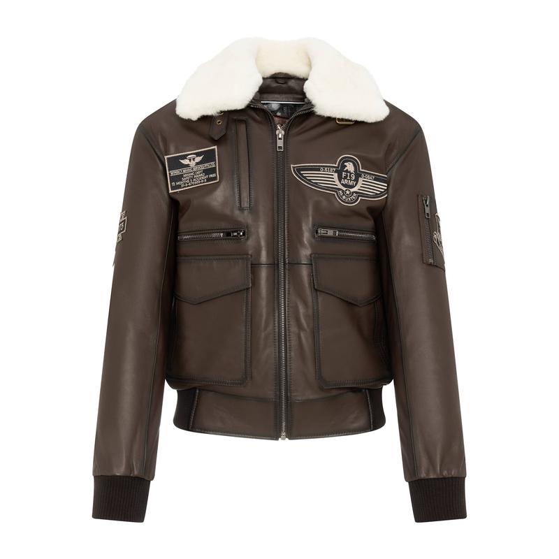 Jak stylowo nosić kurtkę pilotkę? Inspiracje z czapkami i butami do klasycznego modelu