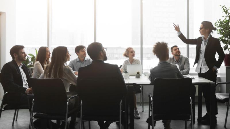 Etykieta przy stole biznesowym