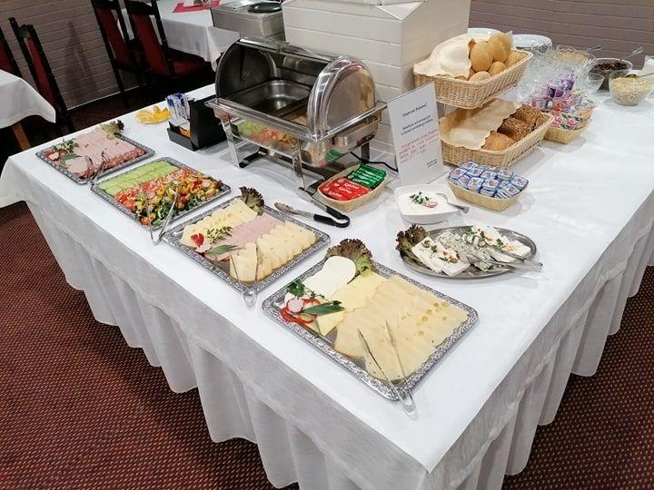 Etykieta przy szwedzkim stole