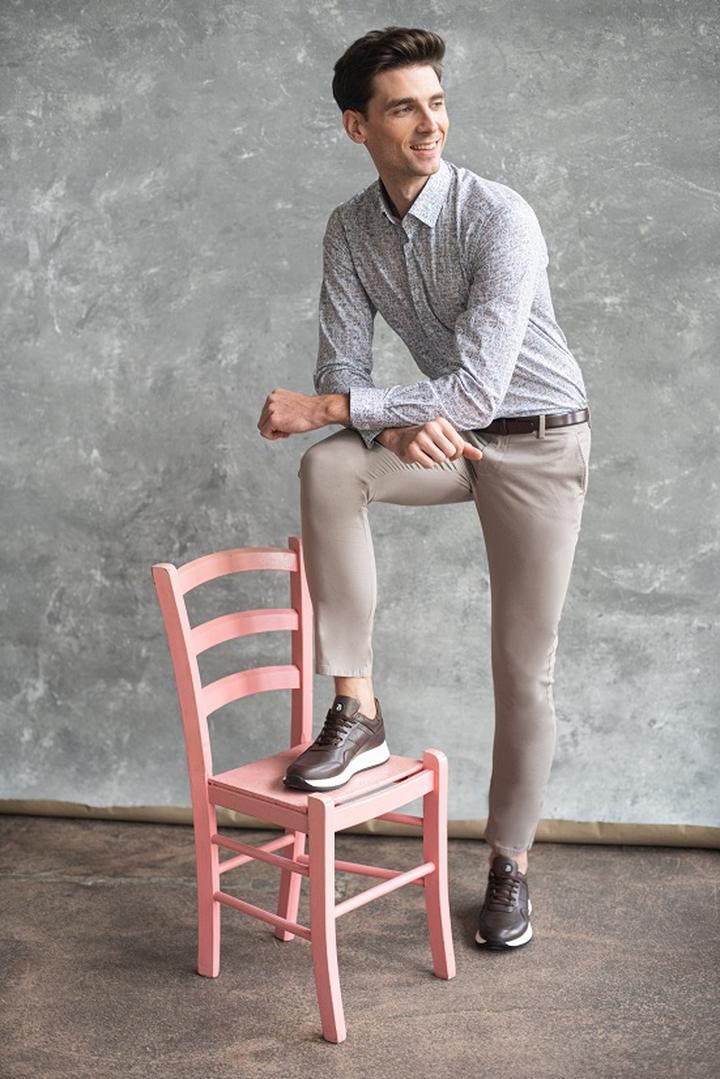 Sportowe obuwie do chinosów