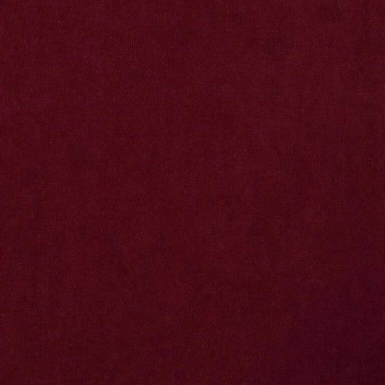 Burgundowy blask: jak wpleść kolor burgundowy w modę męską?