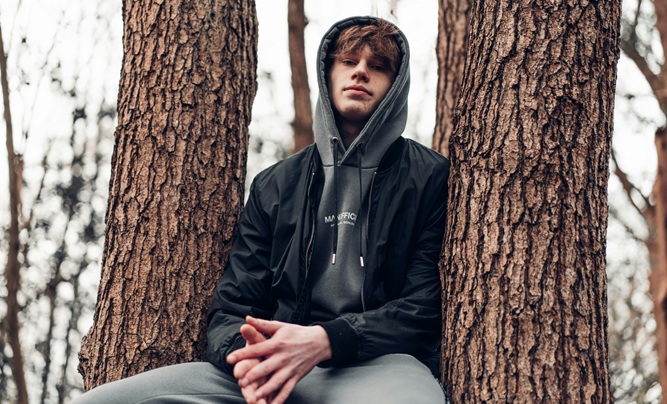 Stylizacja na siłownię i poza nią – komplety męskie