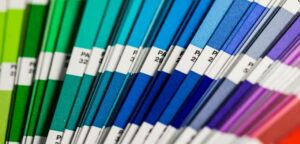 Jak Harmonijnie Łączyć Kolory w Modzie: Zasady dla Każdego Stylisty