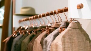 Stylowe triki na to, jak się ubierać, będąc szczupłym mężczyzną