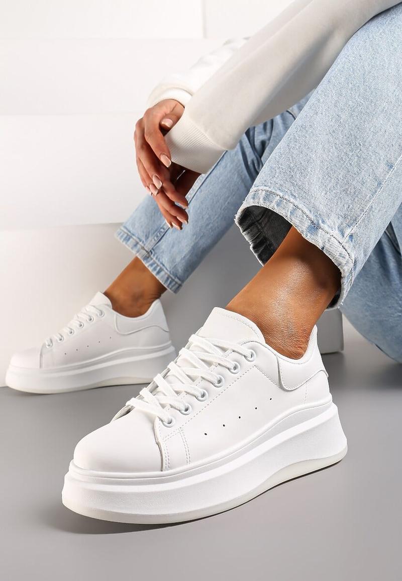 Białe sneakersy na co dzień