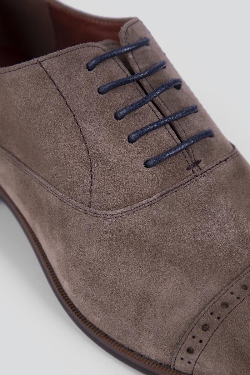 Przywracanie koloru zamszowym butom