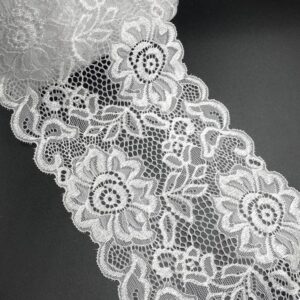 Koronka w modzie: Jak tradycja splata się z nowoczesnością