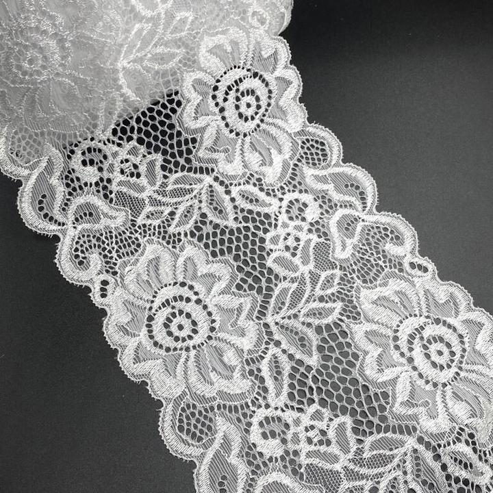 Koronka w modzie: Jak tradycja splata się z nowoczesnością