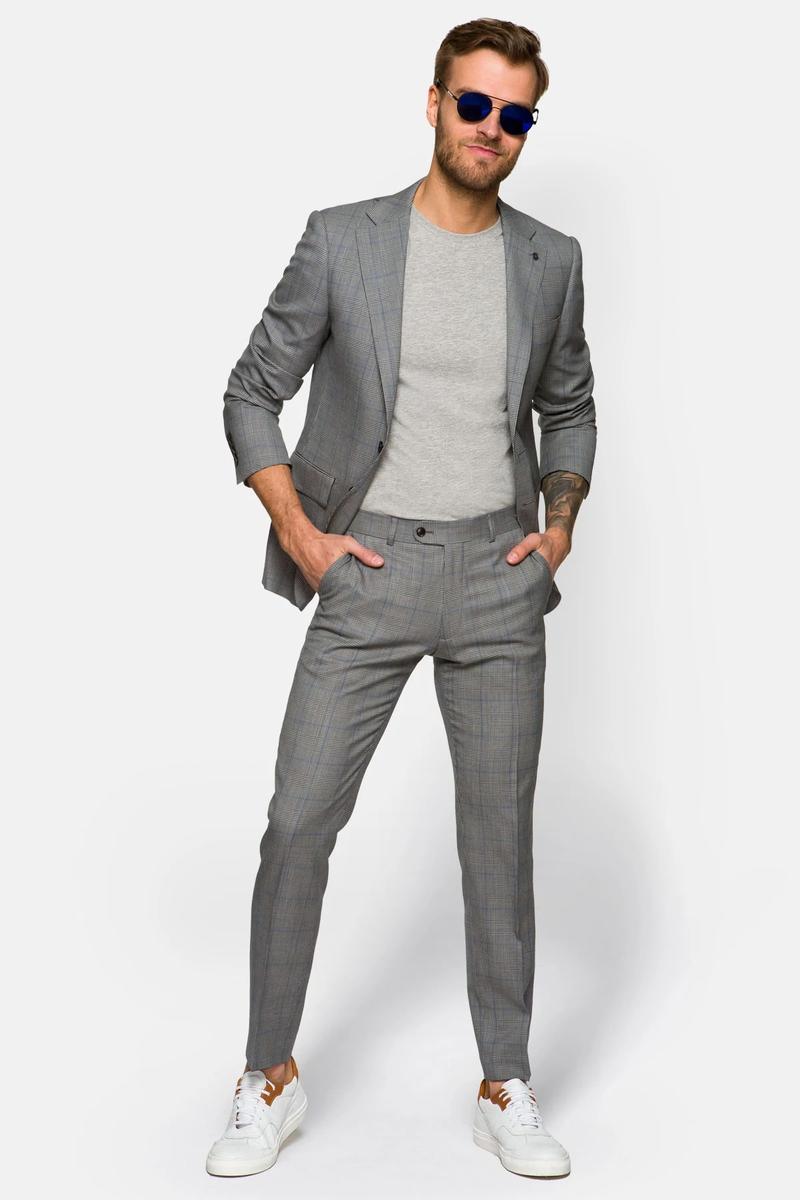 Formalny strój z trampkami