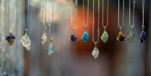 Odkryj piękno i magię natury z biżuterią z kamieniami naturalnymi w zasięgu ręki