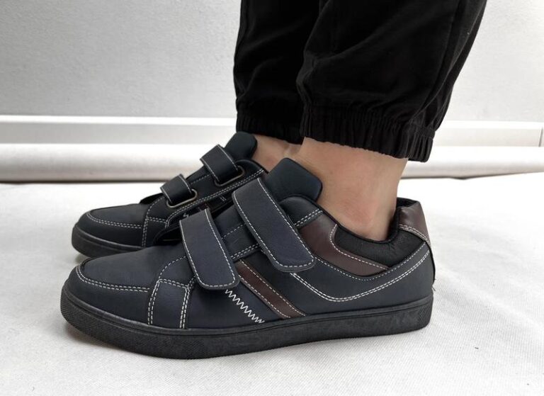 Buty na rzep dla mężczyzn – modowy hit czy nieudany kit?