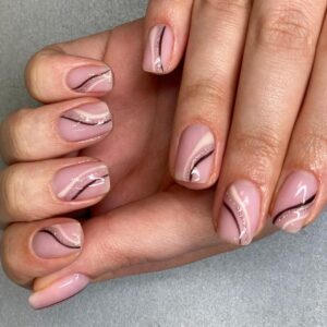 Najmodniejsze inspiracje na manicure w 2023 roku – odkryj trendy w modnych paznokciach