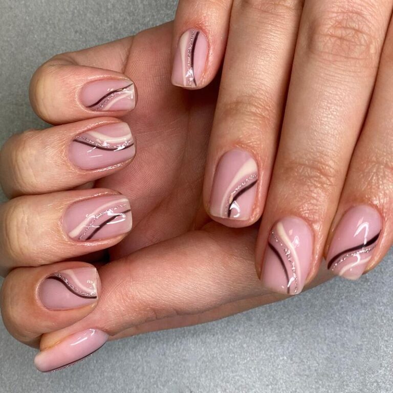 Najmodniejsze inspiracje na manicure w 2023 roku – odkryj trendy w modnych paznokciach