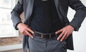 Stylowy pasek do garnituru – jak wybrać idealny dodatek do eleganckiego stroju?