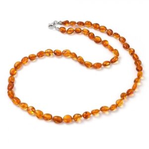 Wisniowy urok w blasku srebrnego naszyjnika z bursztynem