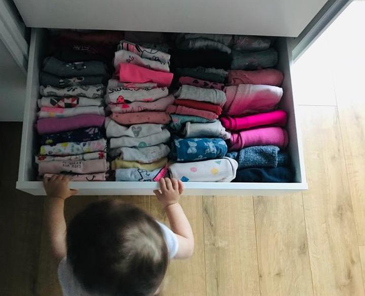 Jak wprowadzić sztukę porządkowania KonMari do układania w szafie?