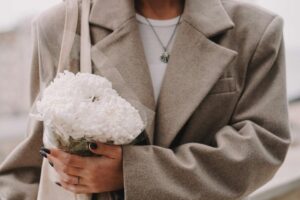 Jak wybrać idealny płaszcz? Przewodnik po najlepszych materiałach na sezon