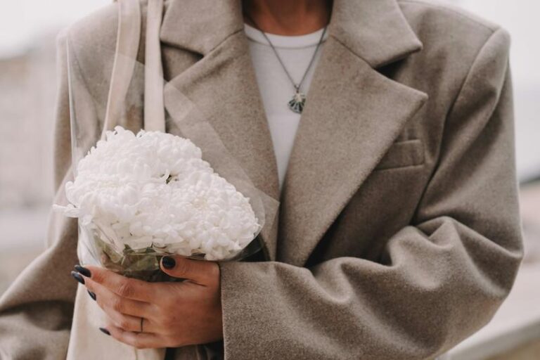 Jak wybrać idealny płaszcz? Przewodnik po najlepszych materiałach na sezon