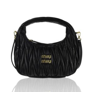 Nowe oblicza mody: jak estetyka Miu Miu łączy sportowe dzianiny z chińskim stylem