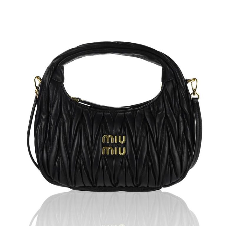 Nowe oblicza mody: jak estetyka Miu Miu łączy sportowe dzianiny z chińskim stylem