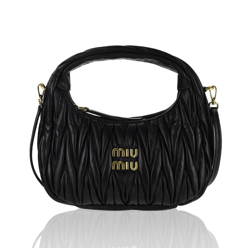 Nowe oblicza mody: jak estetyka Miu Miu łączy sportowe dzianiny z chińskim stylem