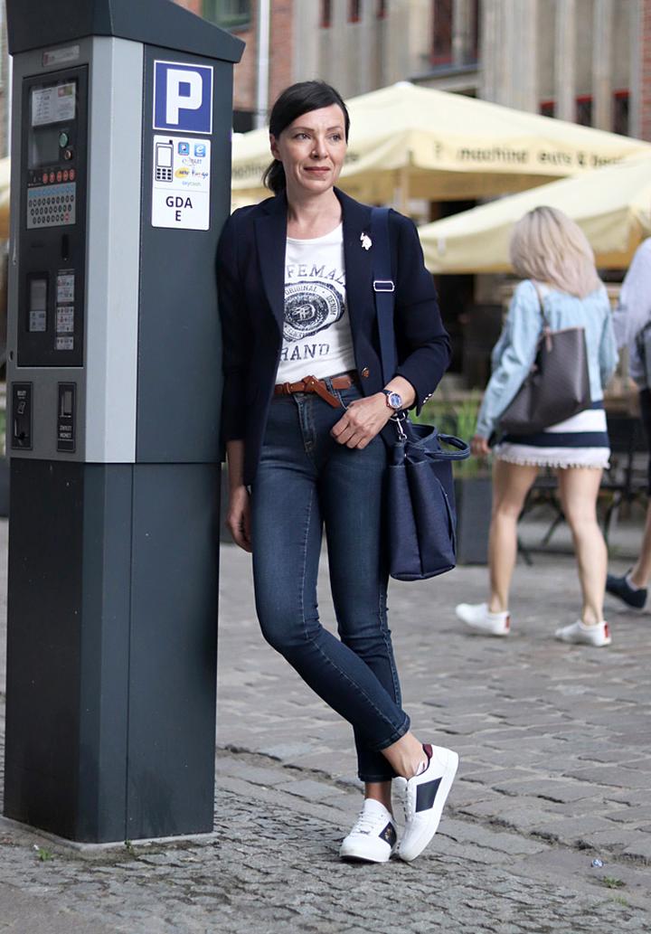 Jak nosić t-shirt w spodniach