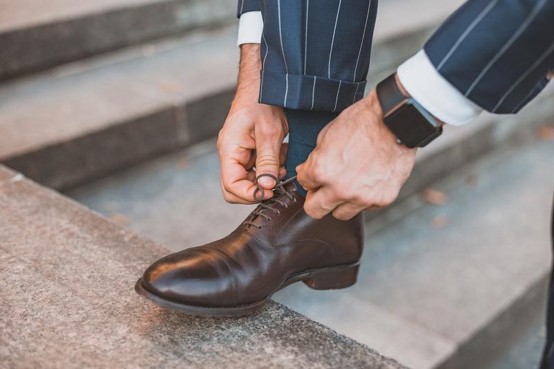 Kreatywne stylizacje z brązowym obuwiem