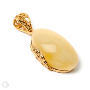 Bursztyn mleczny w biżuterii – klasyka stylu czy modowy kit?