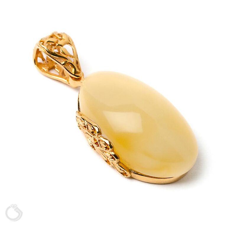 Bursztyn mleczny w biżuterii – klasyka stylu czy modowy kit?