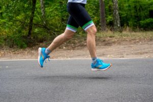 Jak skutecznie dobrać odpowiednie buty do biegania: poradnik dla każdego biegacza