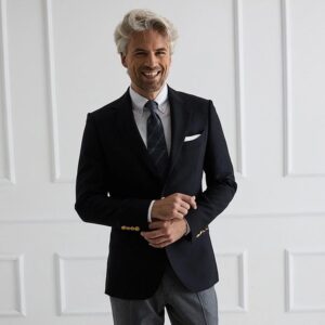 Stylowa elegancja: jak nosić marynarkę klubową z klasycznym wdziękiem