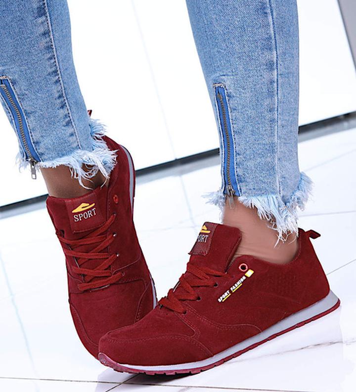 Stylizacje casualowe z bordowymi butami