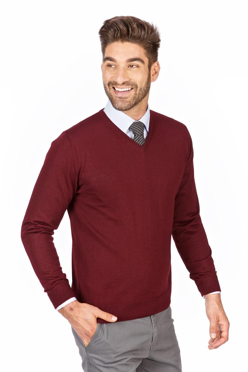 Stylizacje swetra w serek na różne okazje