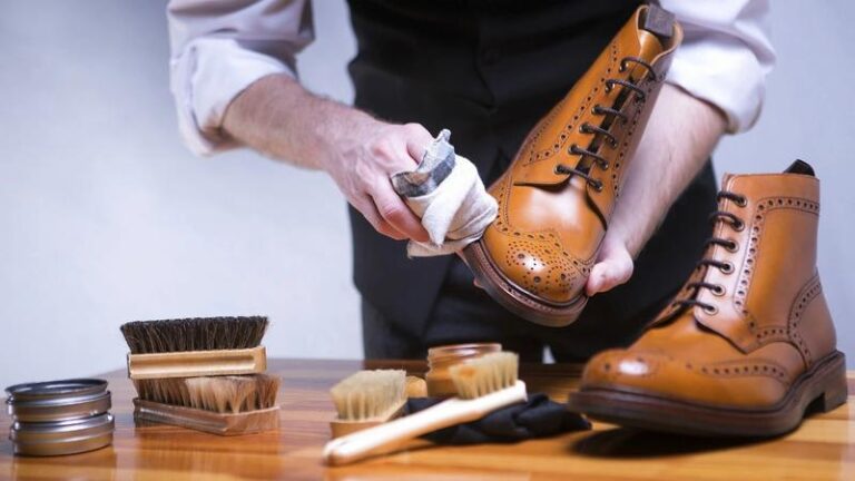 Skuteczne metody na wyczyszczenie butów z błota – szybkie porady dla każdego