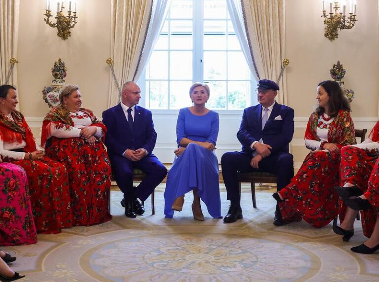 Stylowe damy: odkrywamy tajniki stylizacji z damskimi spodniami materiałowymi