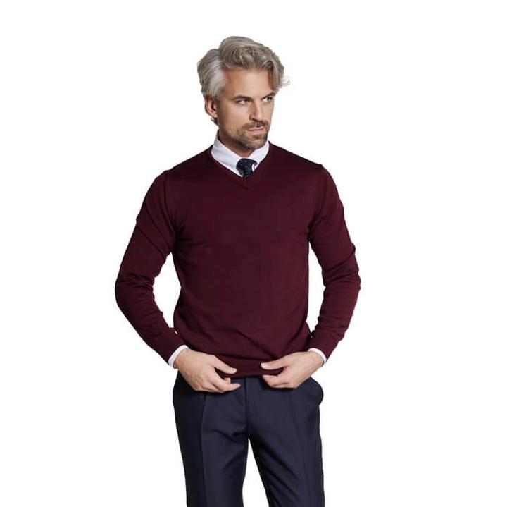 Sweter w serek – uniwersalny element garderoby, który nigdy nie wychodzi z mody