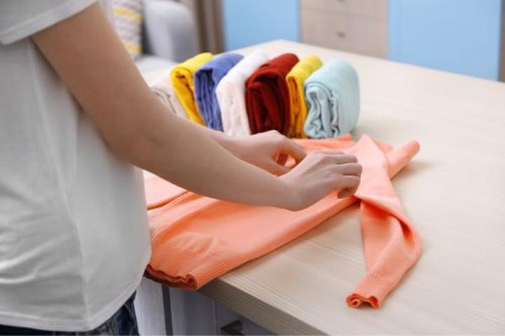 Sekrety efektywnego składania ubrań – jak zapanować nad bałaganem w szafie