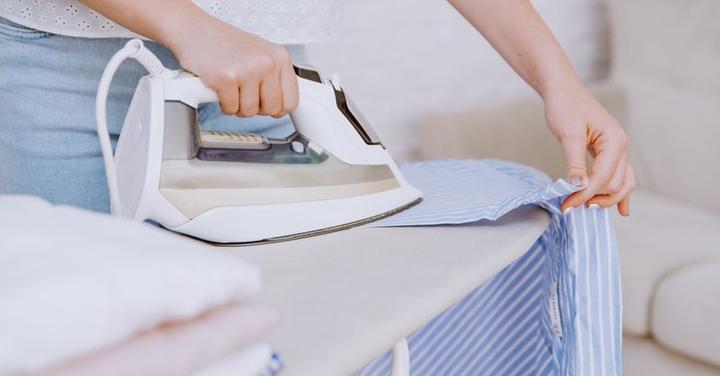 Sekrety skutecznego prasowania koszul – jak osiągnąć profesjonalny efekt w domu?